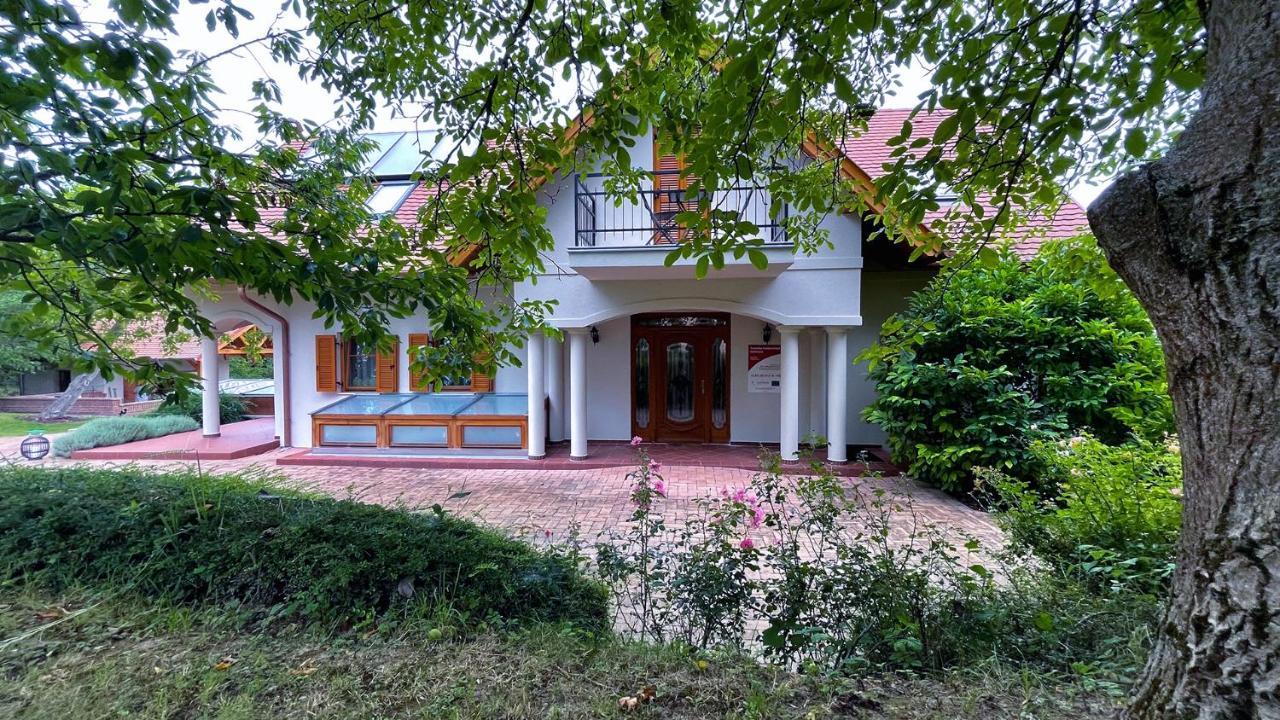 Ozkut Apartmanhaz Olmod Екстериор снимка