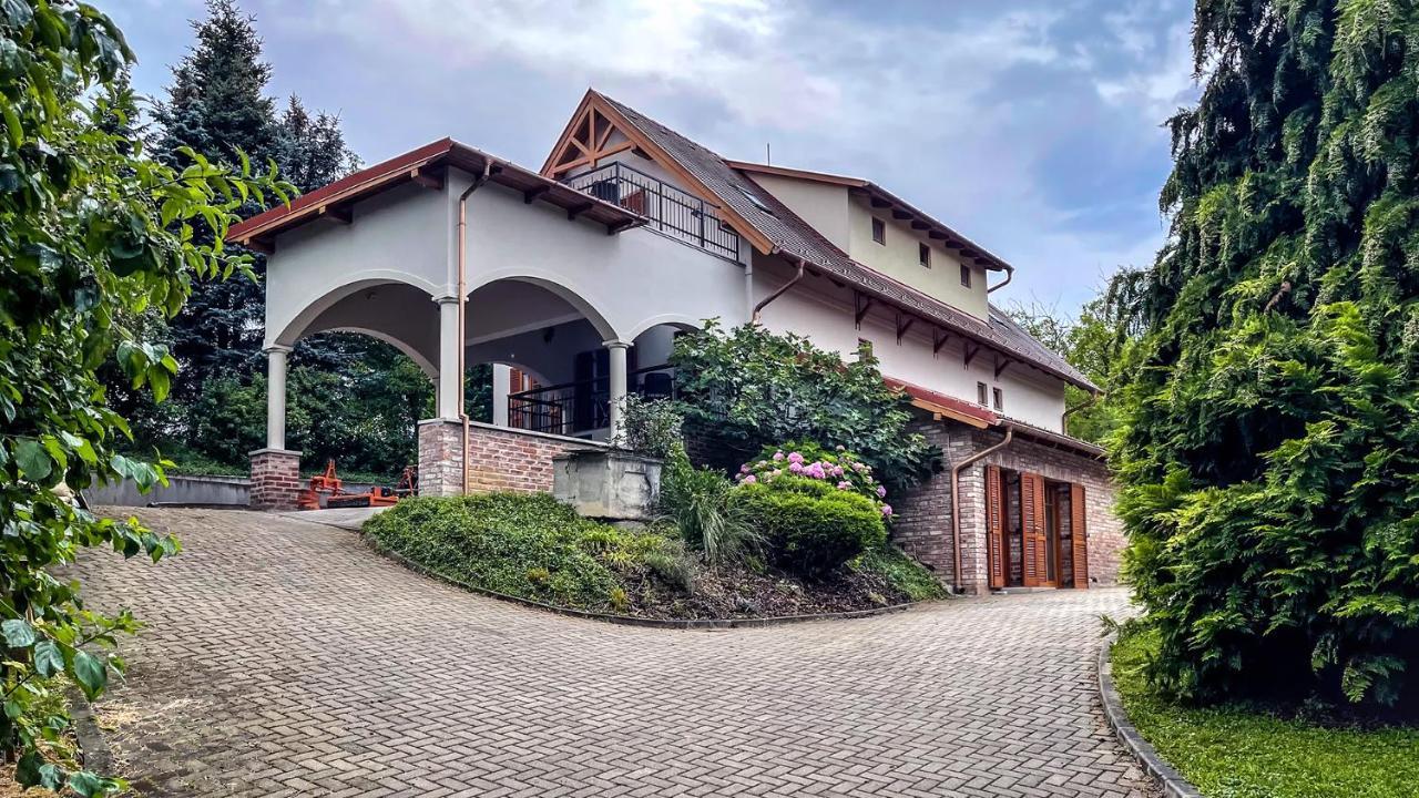 Ozkut Apartmanhaz Olmod Екстериор снимка
