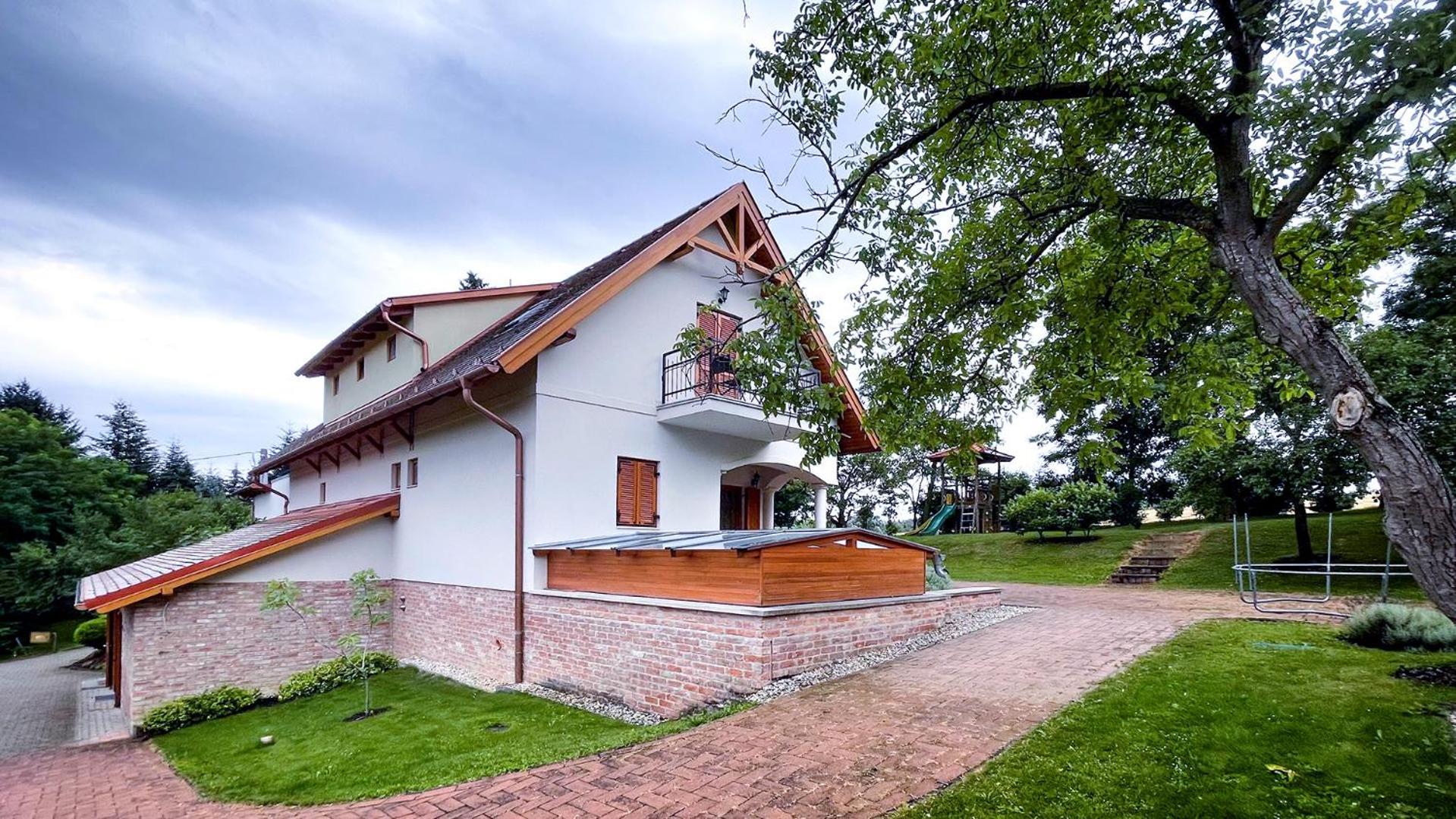 Ozkut Apartmanhaz Olmod Екстериор снимка