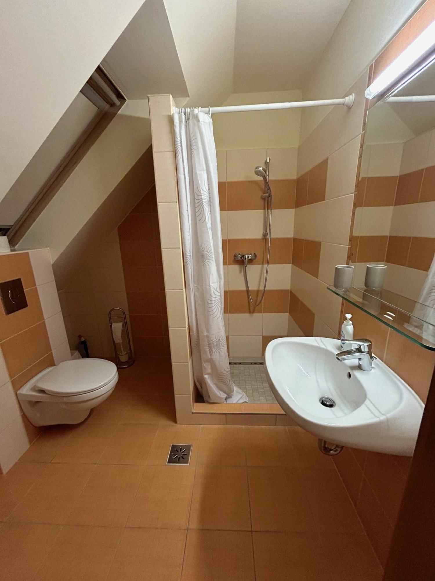 Ozkut Apartmanhaz Olmod Екстериор снимка